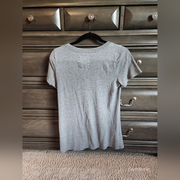 Vintage Hollister Vneck Tee - Picture 2 of 2